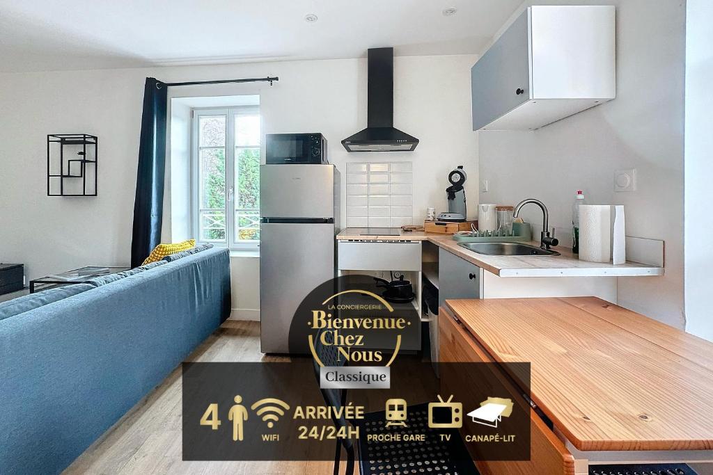 - une cuisine avec un canapé bleu et une table dans une chambre dans l'établissement Apartment Gare 4 pers N5, à Clermont-Ferrand