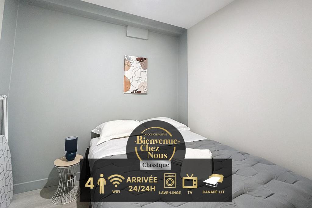 une chambre avec un lit avec un panneau dessus dans l'établissement Appartement tout neuf 4 pers N1, à Riom