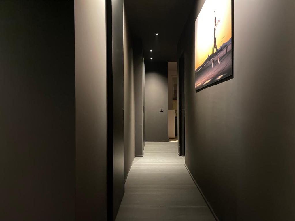 un couloir orné d'une peinture murale et d'une télévision dans l'établissement mmm - 19LA - Suites de Luxe - Centre de Lyon, à Lyon