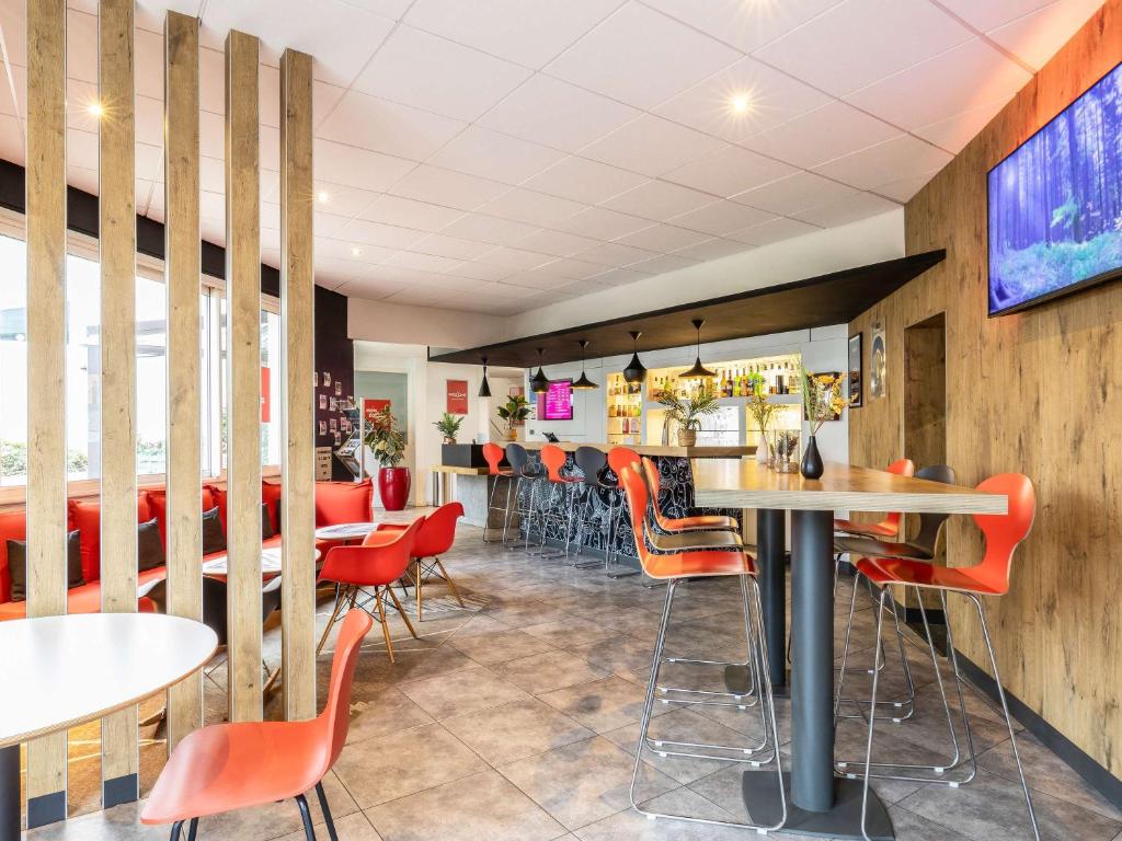 TV a/nebo společenská místnost v ubytování ibis Chalons en Champagne