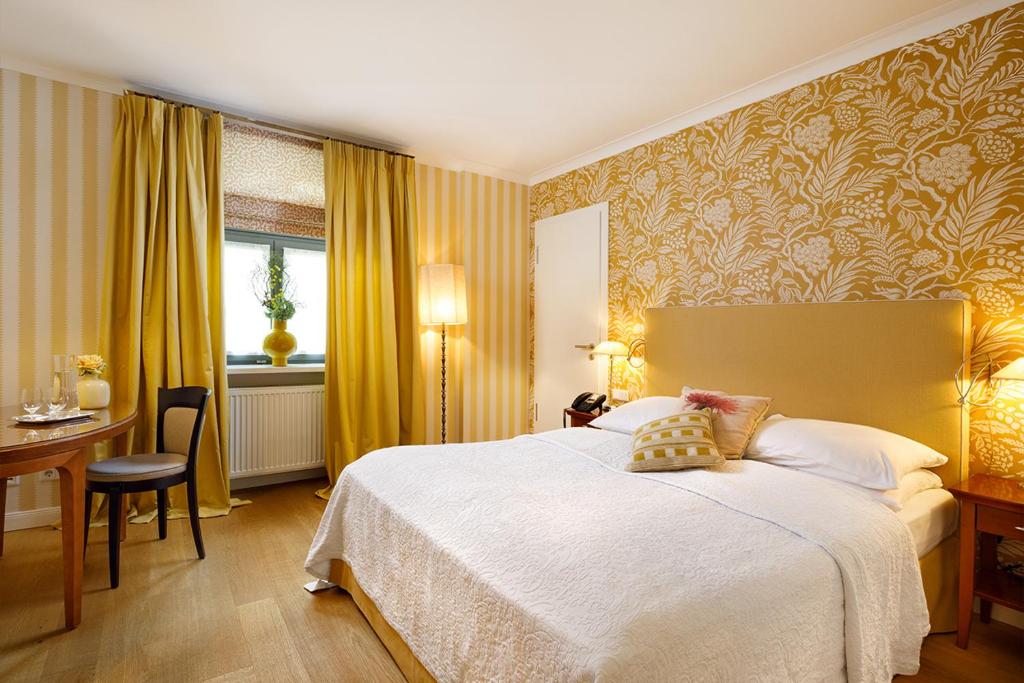Postel nebo postele na pokoji v ubytování Hotel Goliath am Dom