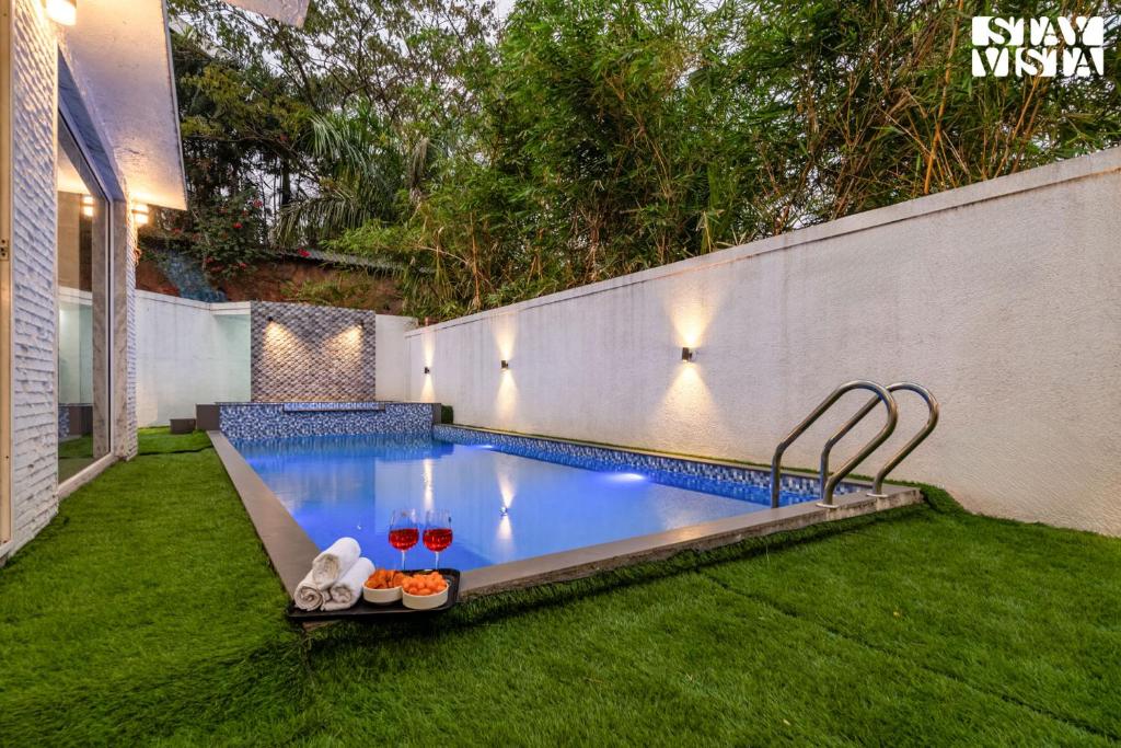 una piscina en el patio trasero de una casa en StayVista at Casa Elyra with Pool, AC, Balcony, en Lonavala