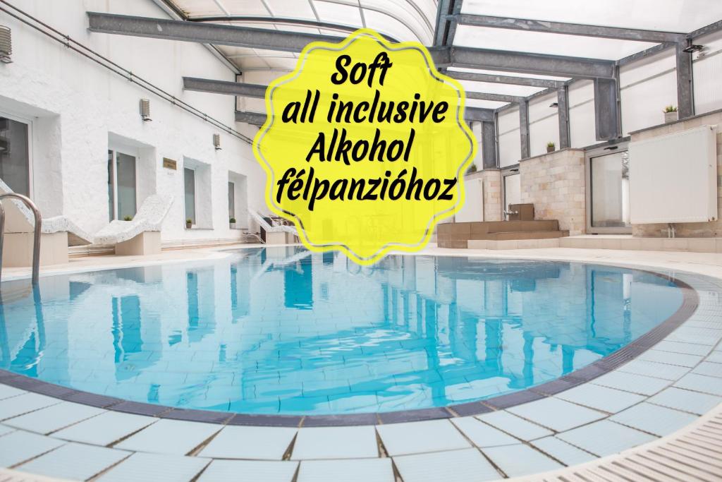 Bazén v ubytování Bástya Konferencia és Wellness Hotel nebo v jeho okolí