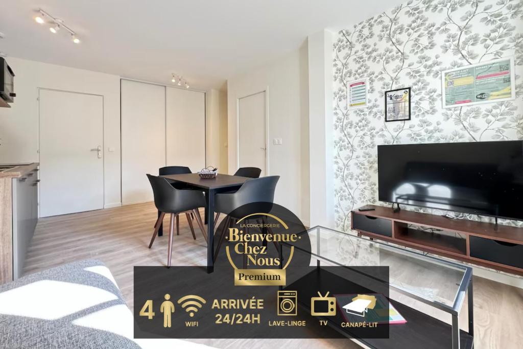 - un salon avec une table et un panneau pour une réunion de mères-cadeaux dans l'établissement Appartement Neuf pour 4 Personnes au Cœur de Riom N6, à Riom