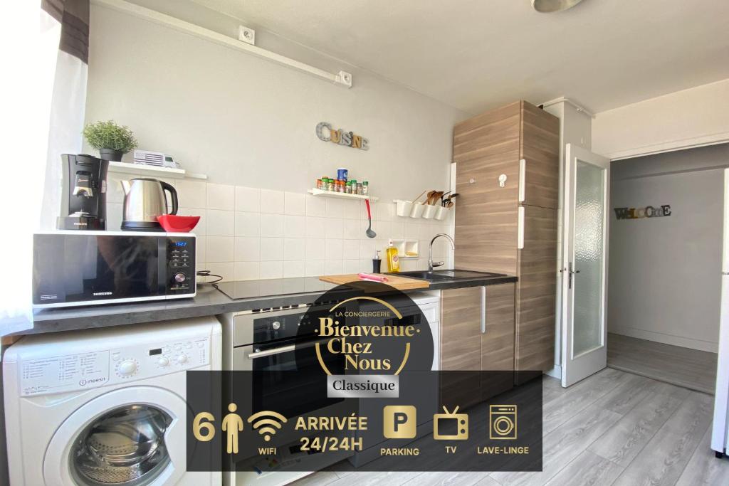 - une cuisine avec lave-linge et sèche-linge dans la chambre dans l'établissement Cosy, spacieux avec 3 chambres et espaces de travail - Pres Bas, à Clermont-Ferrand