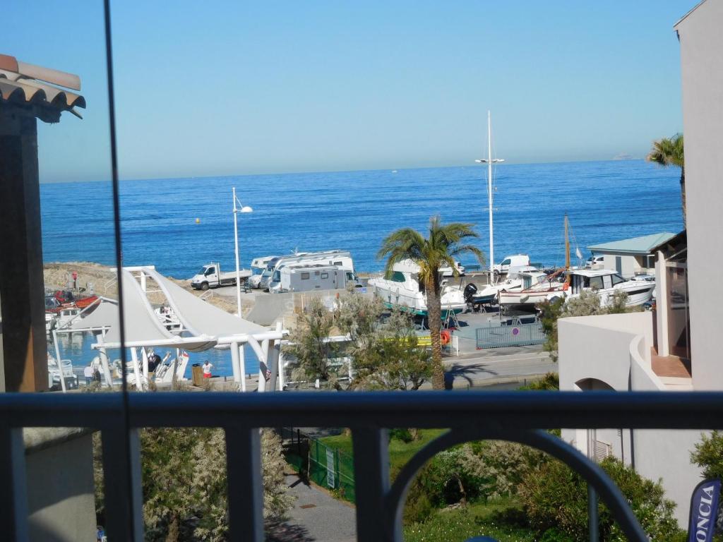 une vue sur l'océan depuis un balcon dans l'établissement Superbe T2 face mer avec piscine, à Six-Fours-les-Plages