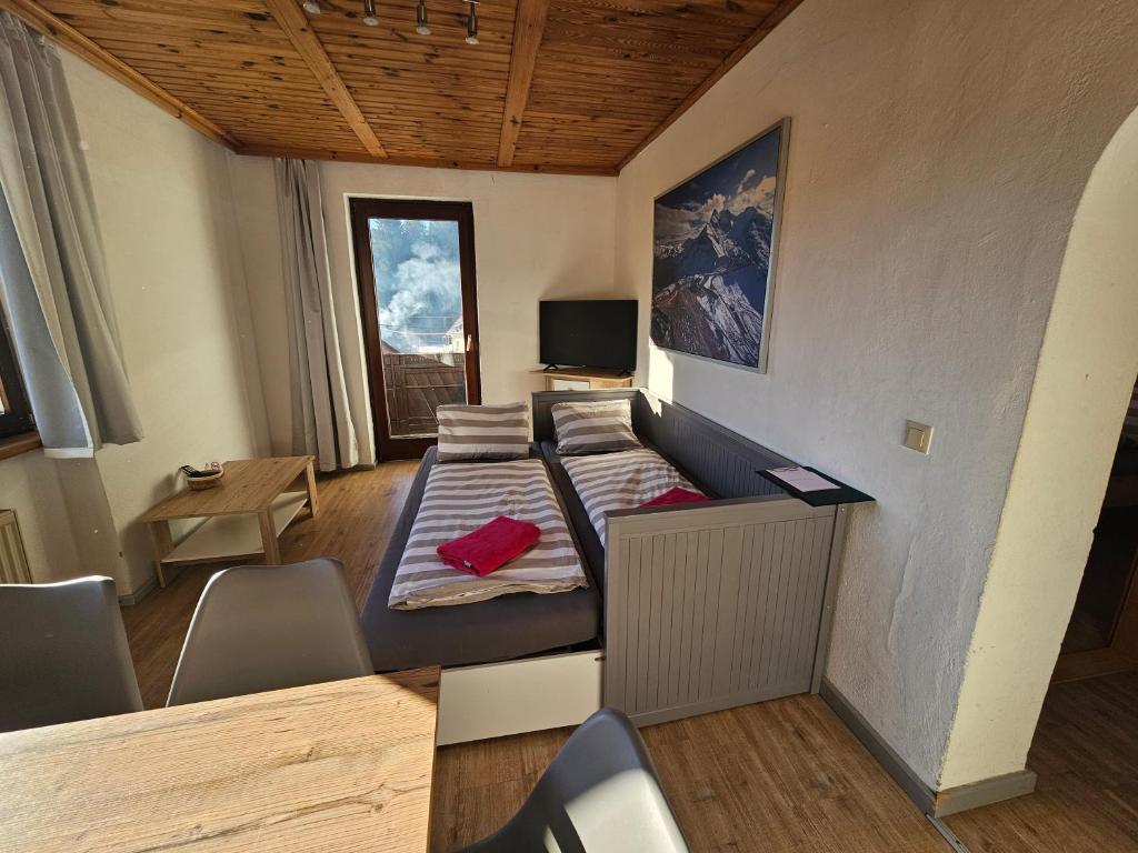 Postel nebo postele na pokoji v ubytování Karawanken Lodge