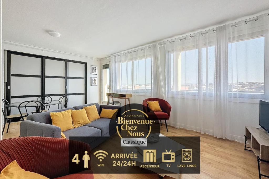 - un salon avec un canapé bleu et des oreillers jaunes dans l'établissement Le quai 52 - Spacieux & Lumineux & Gare SNCF Albert Elisabeth B, à Clermont-Ferrand