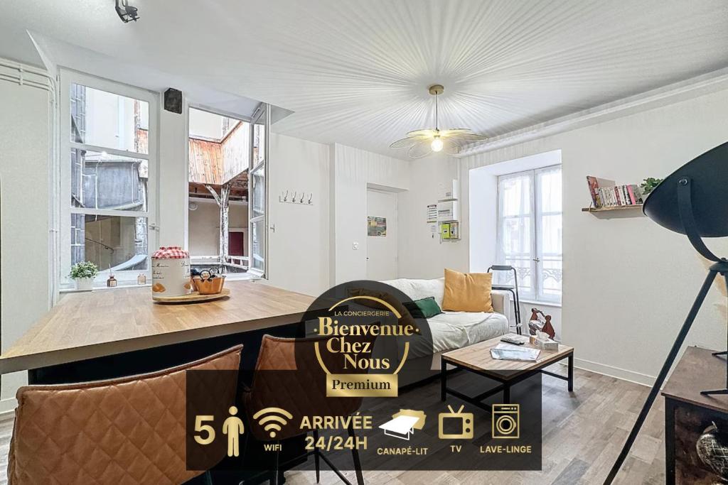 クレルモン・フェランにあるCharmant appartement Montferrand 5 persのソファとテーブルのあるリビングルーム