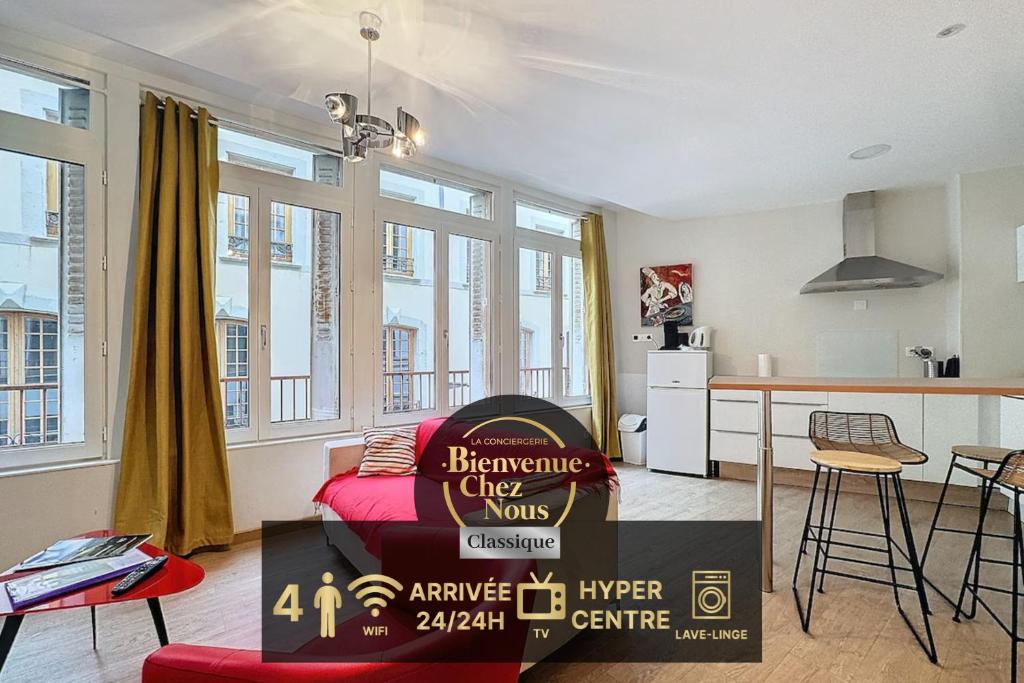 un salon avec un canapé rouge et une cuisine dans l'établissement F2 tout confort hyper cenrtre ST Rose, à Clermont-Ferrand