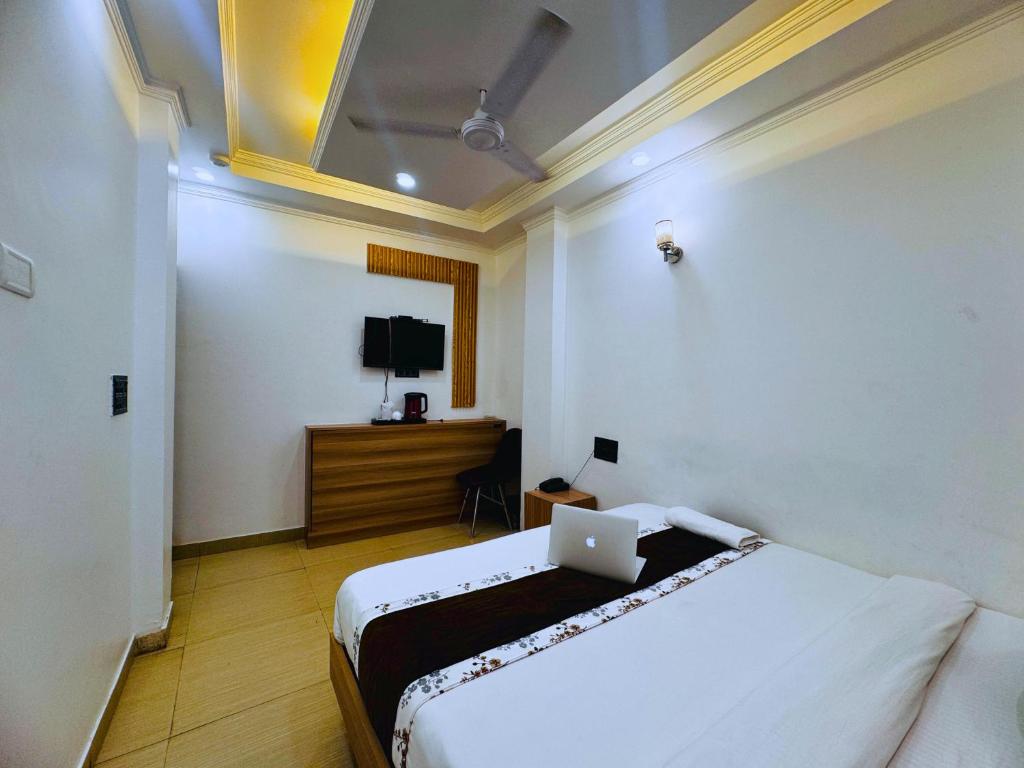 Postel nebo postele na pokoji v ubytování Hotel Bala Ji International Pure Veg