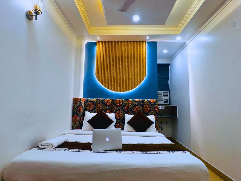 Postel nebo postele na pokoji v ubytování Hotel Bala Ji International Pure Veg