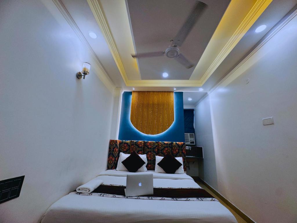 Postel nebo postele na pokoji v ubytování Hotel Bala Ji International Pure Veg