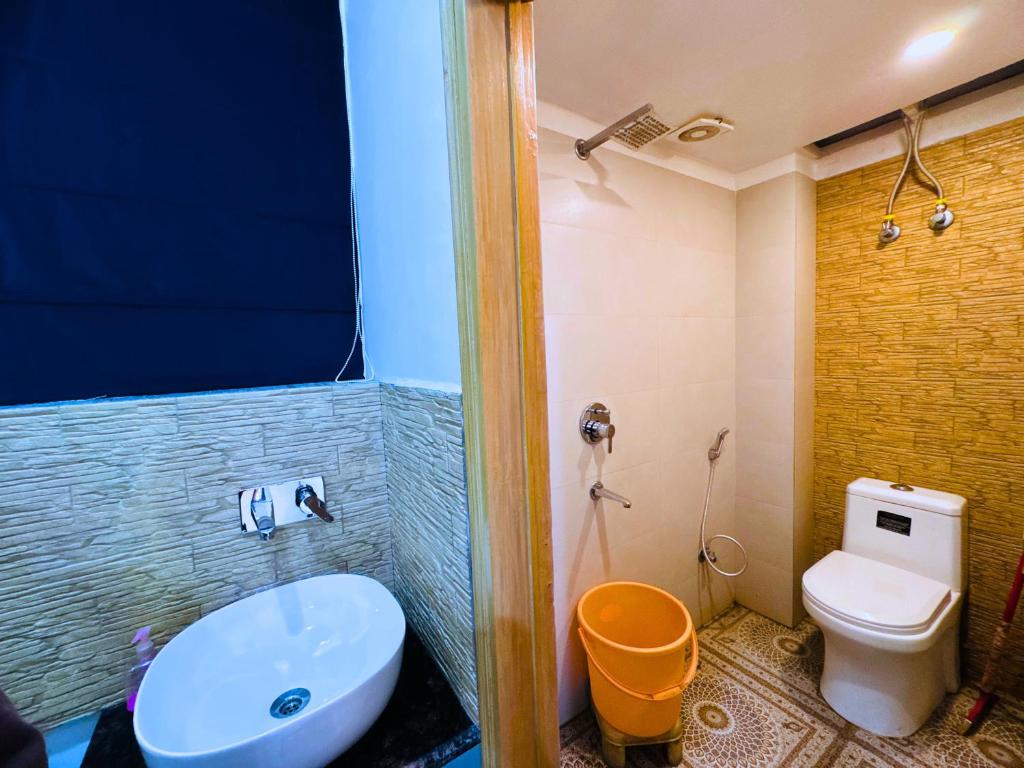 Koupelna v ubytování Hotel Bala Ji International Pure Veg