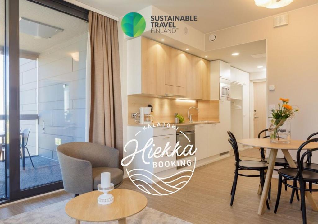 a kitchen and dining room with a table and chairs at Marina Chalets 1 bedroom apartments by Hiekka Booking - sisältää liinavaatteet ja loppusiivouksen in Kalajoki