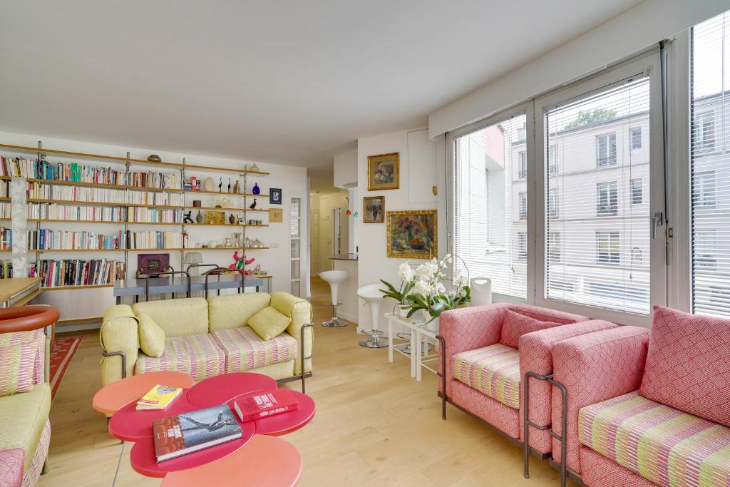 un salon avec deux canapés et une table dans l'établissement Bastille Apt design with AC terrace 5 people by Weekome, à Paris