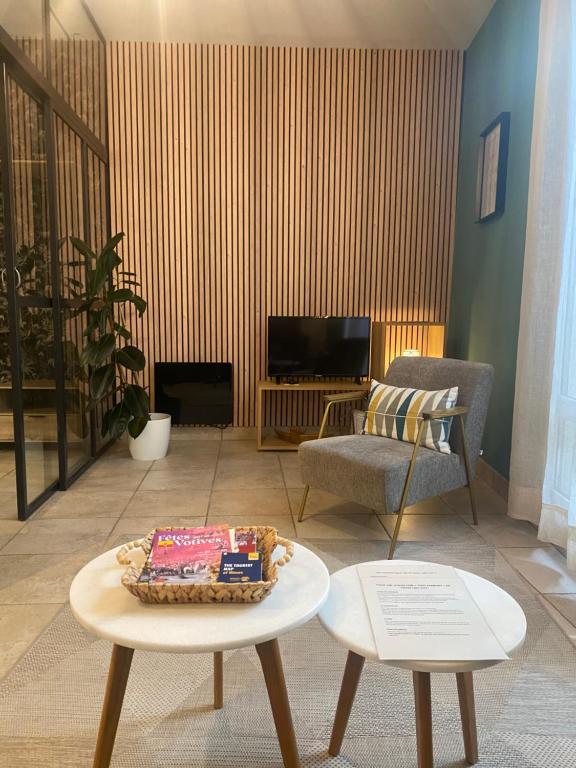 - un salon avec une table et un gâteau dans l'établissement Le Loft CITY, au cœur du village, à Saint-Rémy-de-Provence