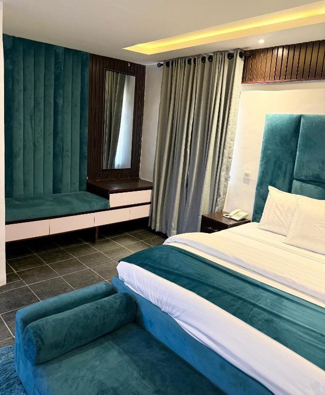 pokój hotelowy z łóżkiem i oknem w obiekcie Amazon Msquare w mieście Lagos