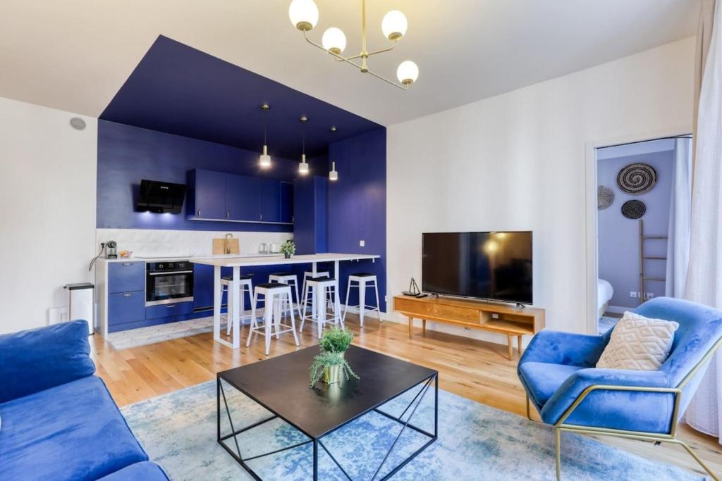 un salon avec un canapé et une table dans l'établissement Blue Design 2BDR Flat in the Heart of Bastille, à Paris