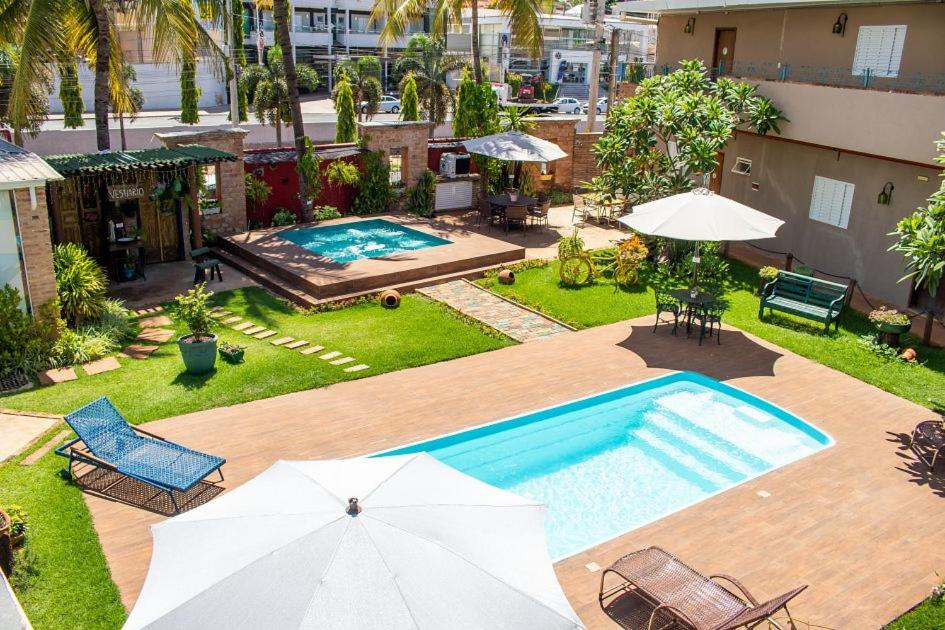an overhead view of a swimming pool with umbrellas at Pousada Toca das Águas in Olímpia