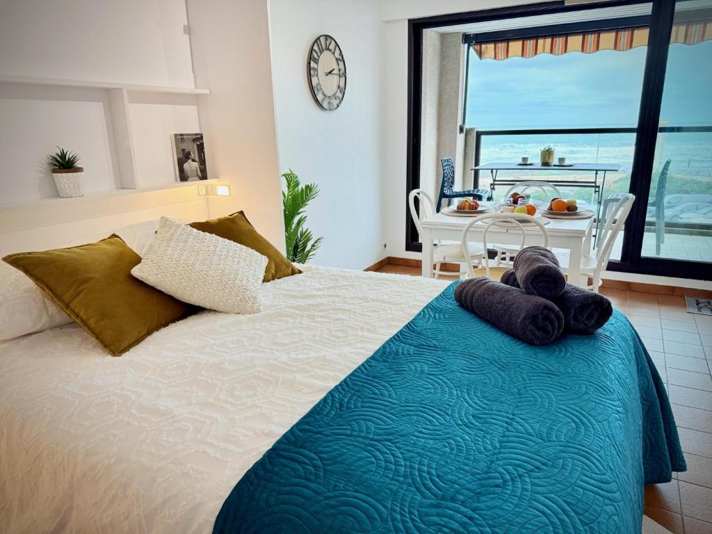 une chambre avec un lit avec vue sur l'océan dans l'établissement Mon rêve mer, à Les Sables-dʼOlonne