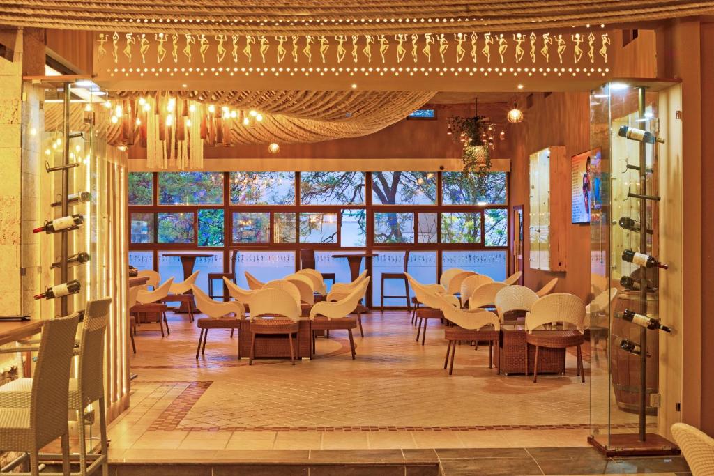 Posezení v ubytování Maanzoni 680 HOTEL