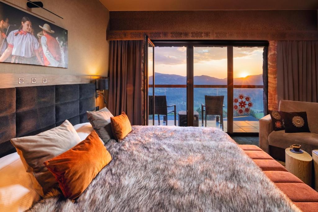 Postel nebo postele na pokoji v ubytování Złoty Groń Resort & Spa