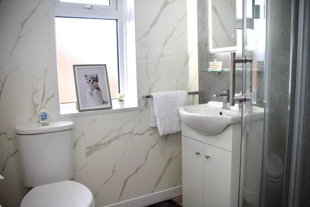Koupelna v ubytování Cozy 2-Bed Home, St Helens - Sleeps 5 - Free WiFi