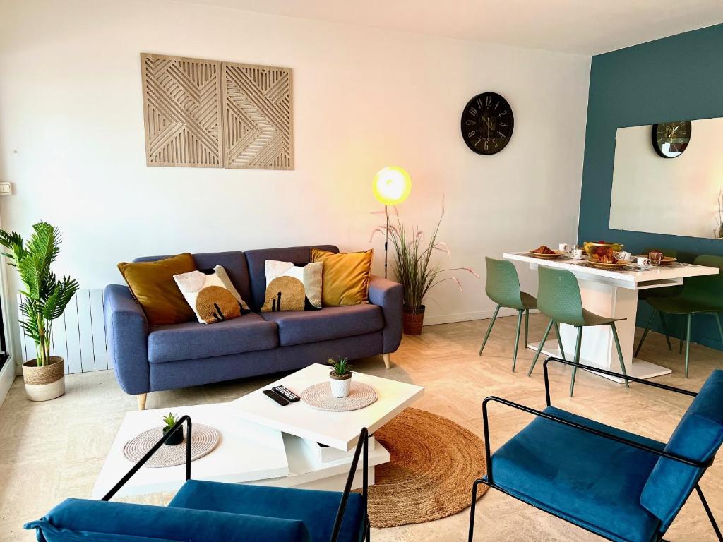 un salon avec un canapé et une table dans l'établissement Horizon bleu, à Les Sables-dʼOlonne