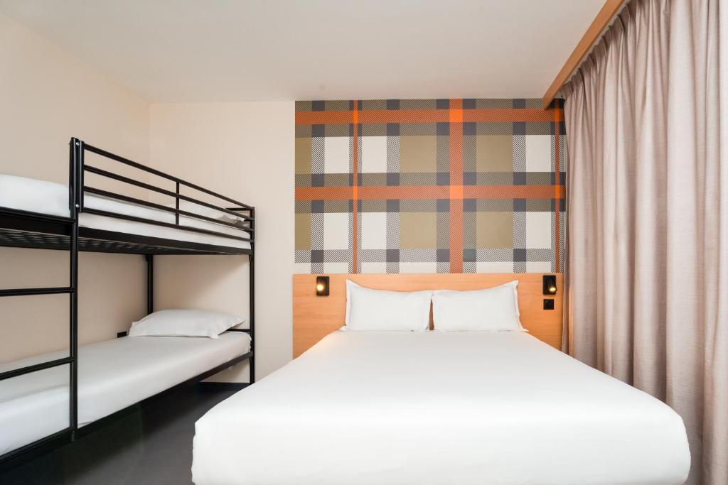 Postel nebo postele na pokoji v ubytování easyHotel Nice Old Town