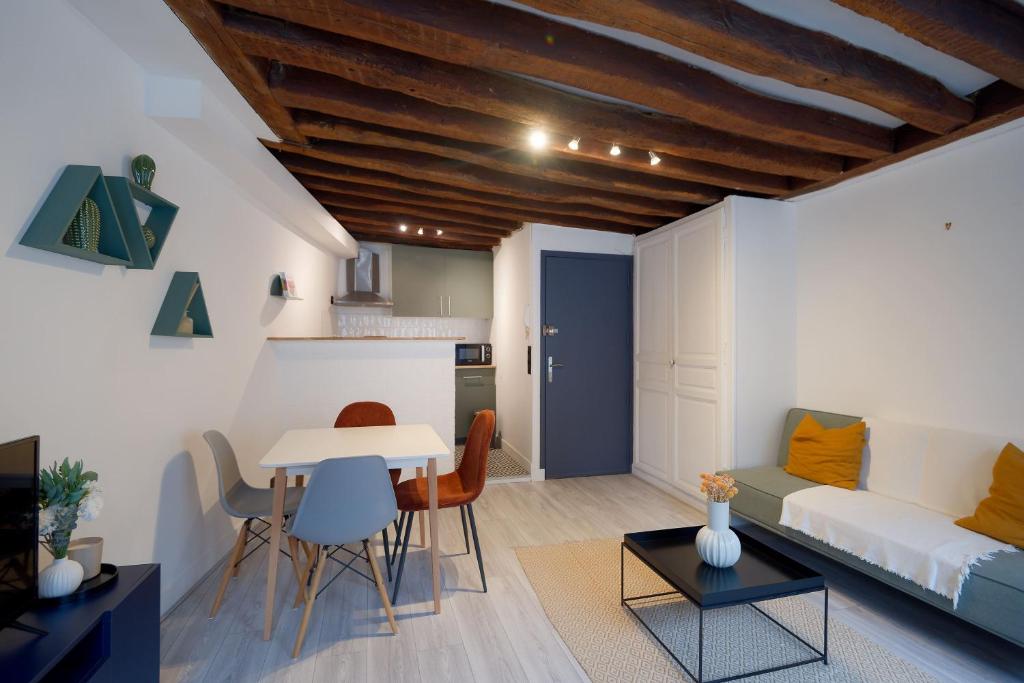 un salon avec un canapé et une table dans l'établissement Le refuge Bellifontain - Au cœur de la ville, à Fontainebleau