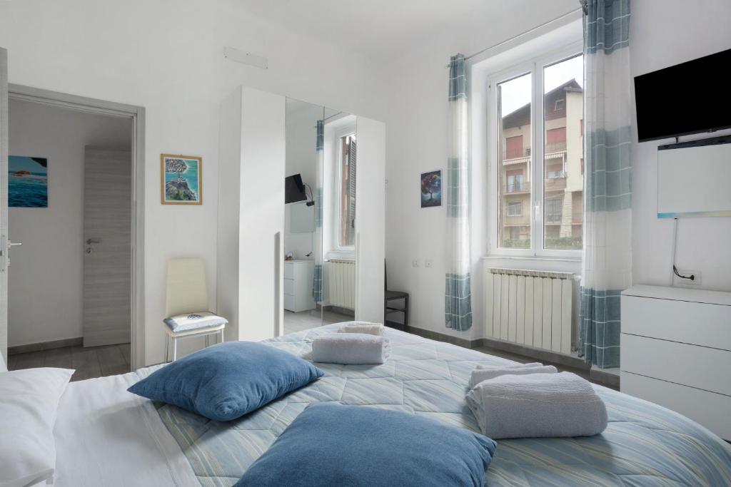 Un dormitorio con una cama grande con almohadas. en Georgehouse Golfo dei Poeti 5 Terre, en La Spezia