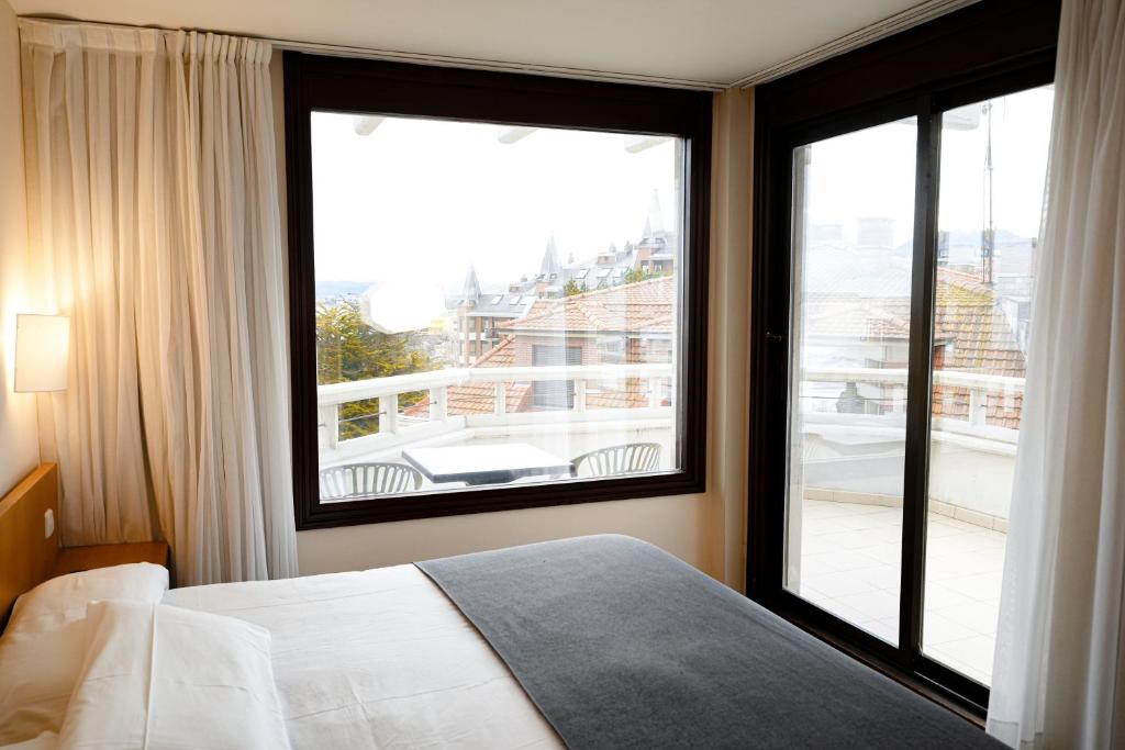 A bed or beds in a room at Gran Hotel Victoria