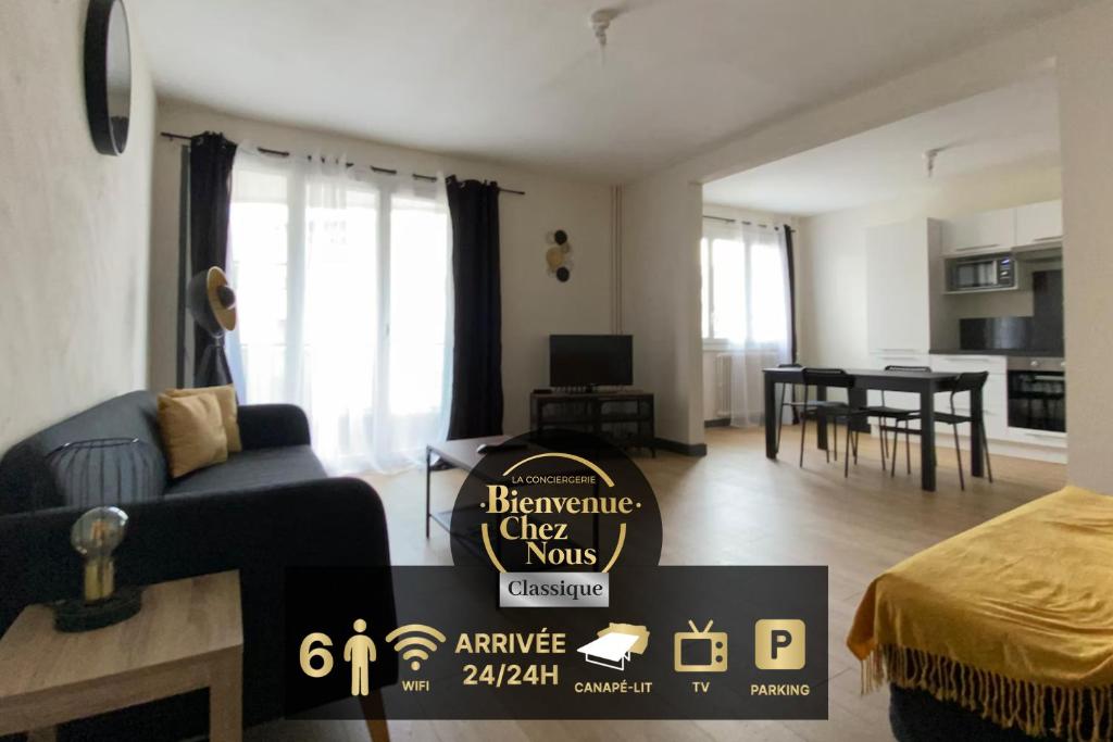 una sala de estar con una señal en el medio de la misma en Joli T4 avec balcon, place de parking - Oradou, en Clermont-Ferrand