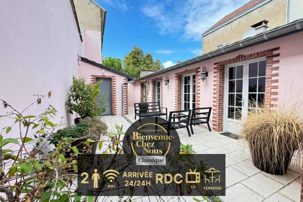 un cartello per l'ingresso del cane che ondeggia l'hermitage chevy di Jolie Maison La Havane avec terrasse plein sud a Vichy