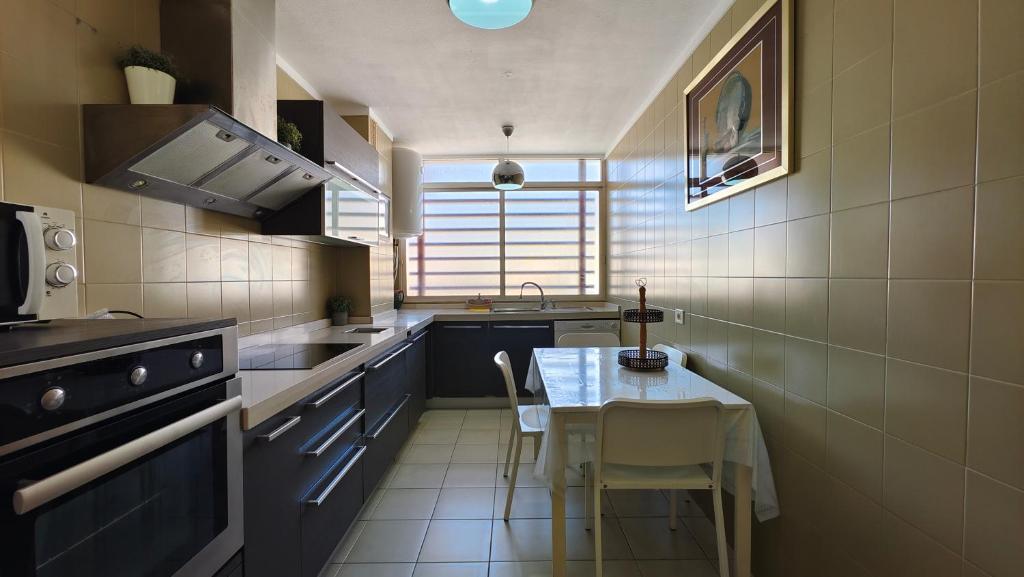 A kitchen or kitchenette at Apartamento Palmeras Del Sur