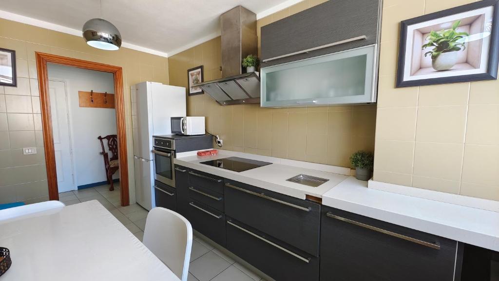 A kitchen or kitchenette at Apartamento Palmeras Del Sur