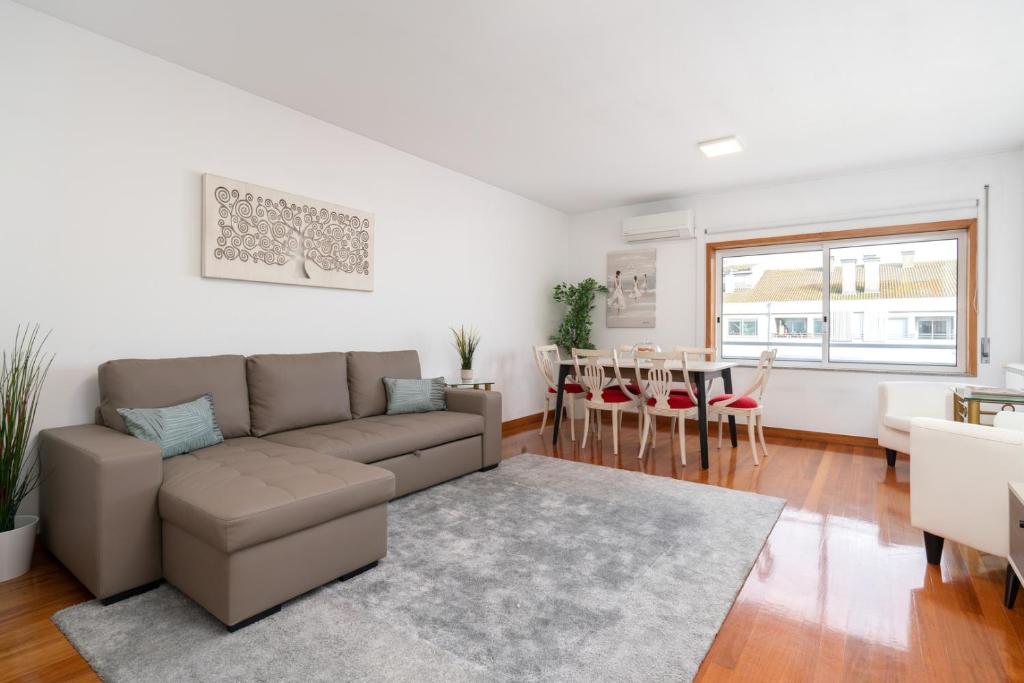 una sala de estar con un sofá y una mesa en Spacious Escape Near the Beach by Host Wise, en Matosinhos