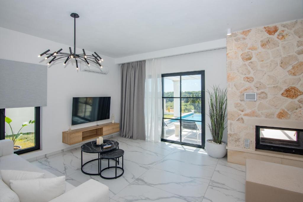 TV a/nebo společenská místnost v ubytování LUZ BLANCA Rooftop seaview villa