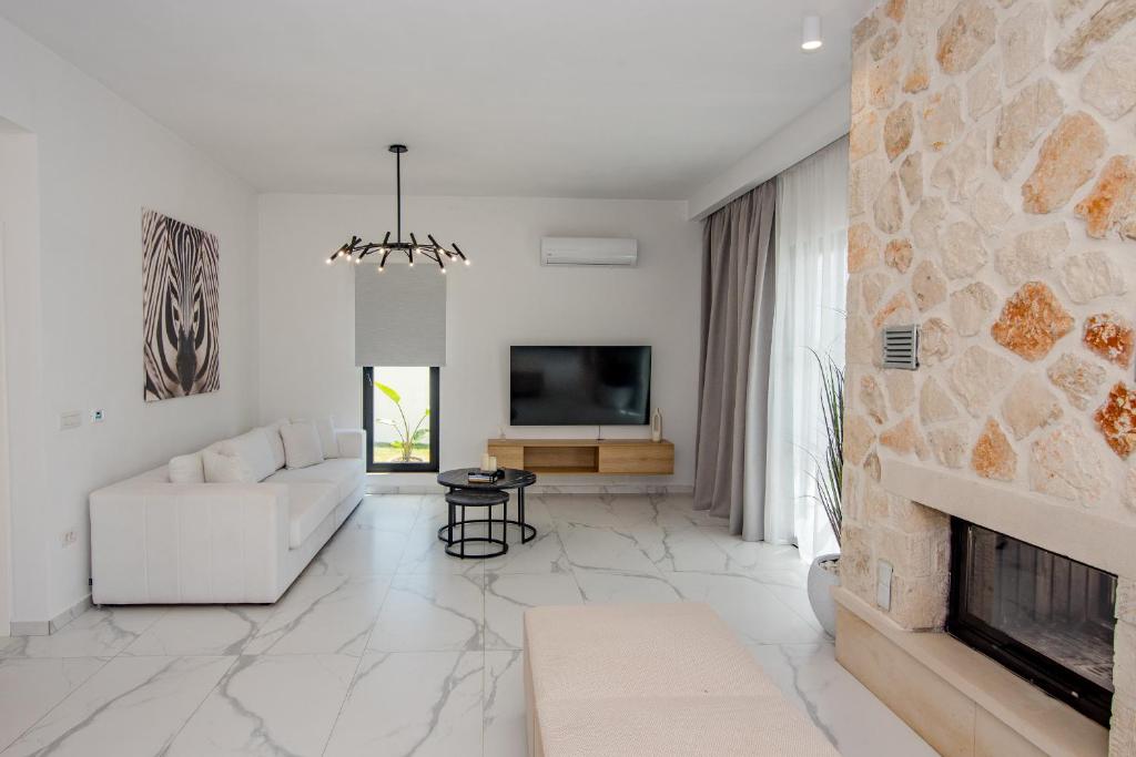 TV a/nebo společenská místnost v ubytování LUZ BLANCA Rooftop seaview villa