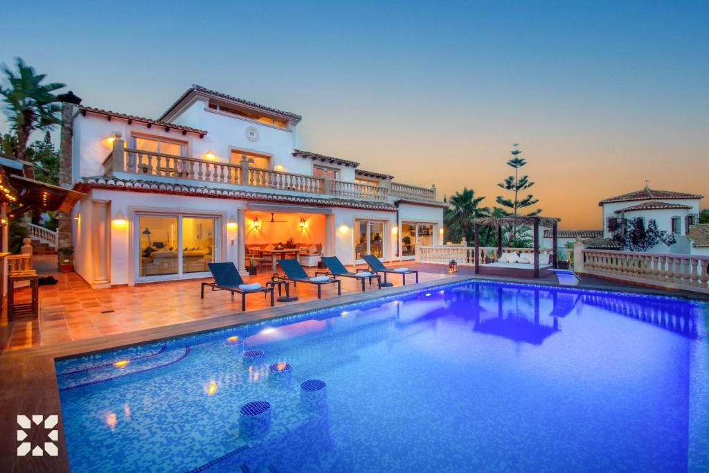 Bazén v ubytování Villa Calma by Abahana Villas nebo v jeho okolí