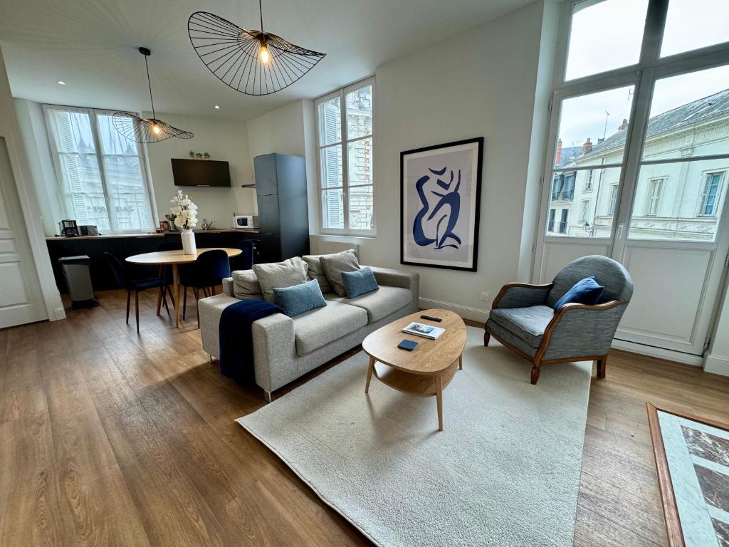 un salon avec un canapé et une table dans l'établissement Centre ville terrasse et vue Château, à Saumur