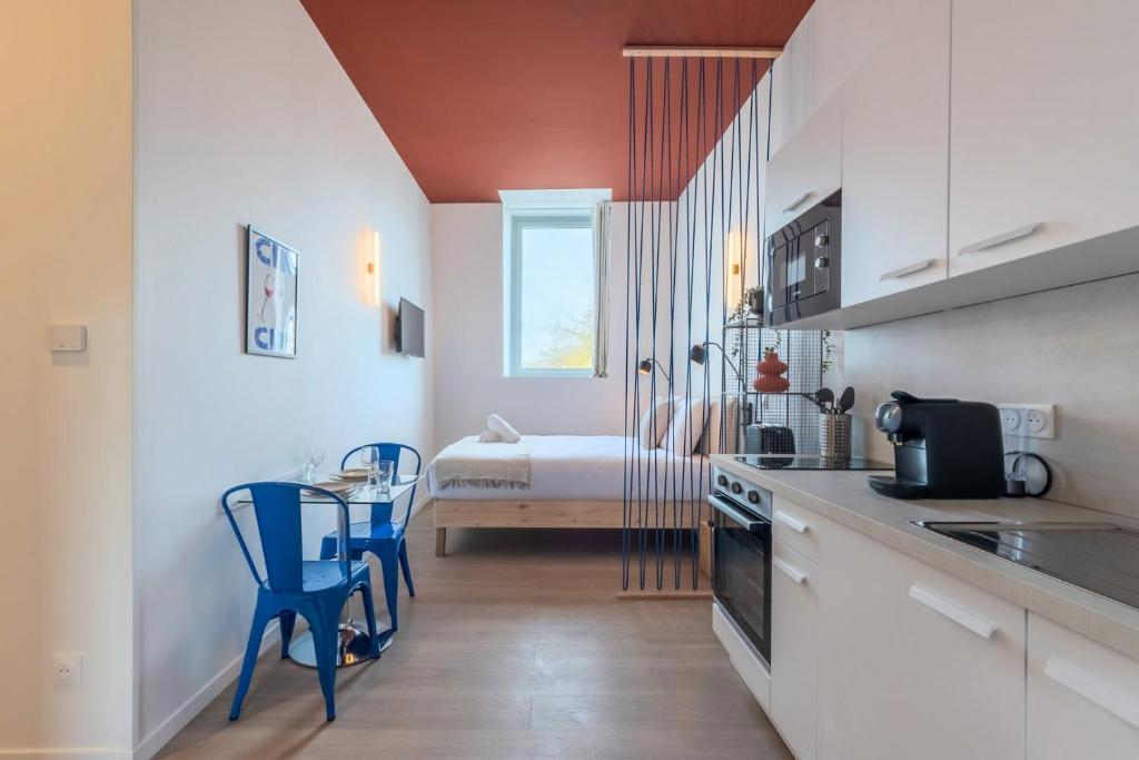 Η κουζίνα ή μικρή κουζίνα στο Studio équipé côté rue, parking gratuit