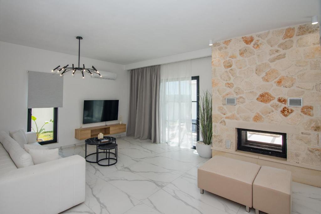 TV a/nebo společenská místnost v ubytování LUZ BLANCA Rooftop seaview villa
