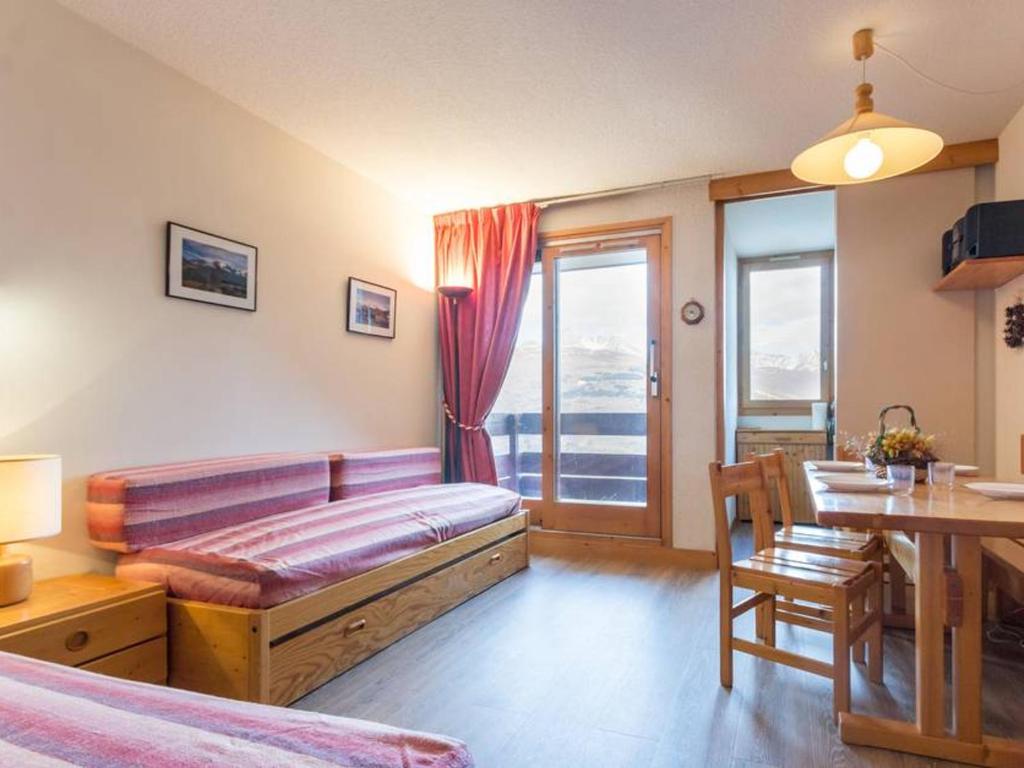 une chambre avec un canapé, une table et une salle à manger dans l'établissement Appartement fonctionnel près des pistes avec balcon - 4 pers. - FR-1-181-2549, à La Plagne Tarentaise