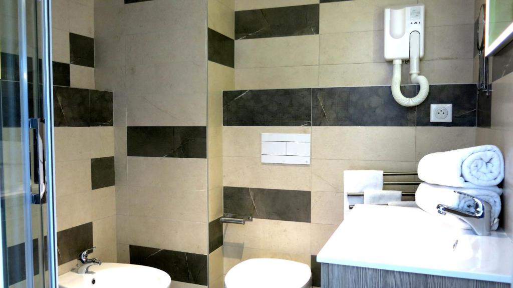 Uma casa de banho em Appart'hotel le Pèlerin