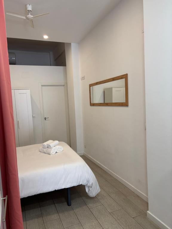 A bed or beds in a room at HERMOSO PISO a 3 min de la ESTACION DE BUS Y TREN AVE