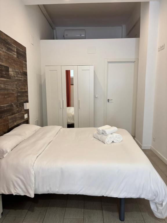A bed or beds in a room at HERMOSO PISO a 3 min de la ESTACION DE BUS Y TREN AVE