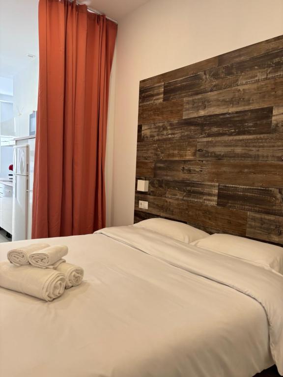 A bed or beds in a room at HERMOSO PISO a 3 min de la ESTACION DE BUS Y TREN AVE