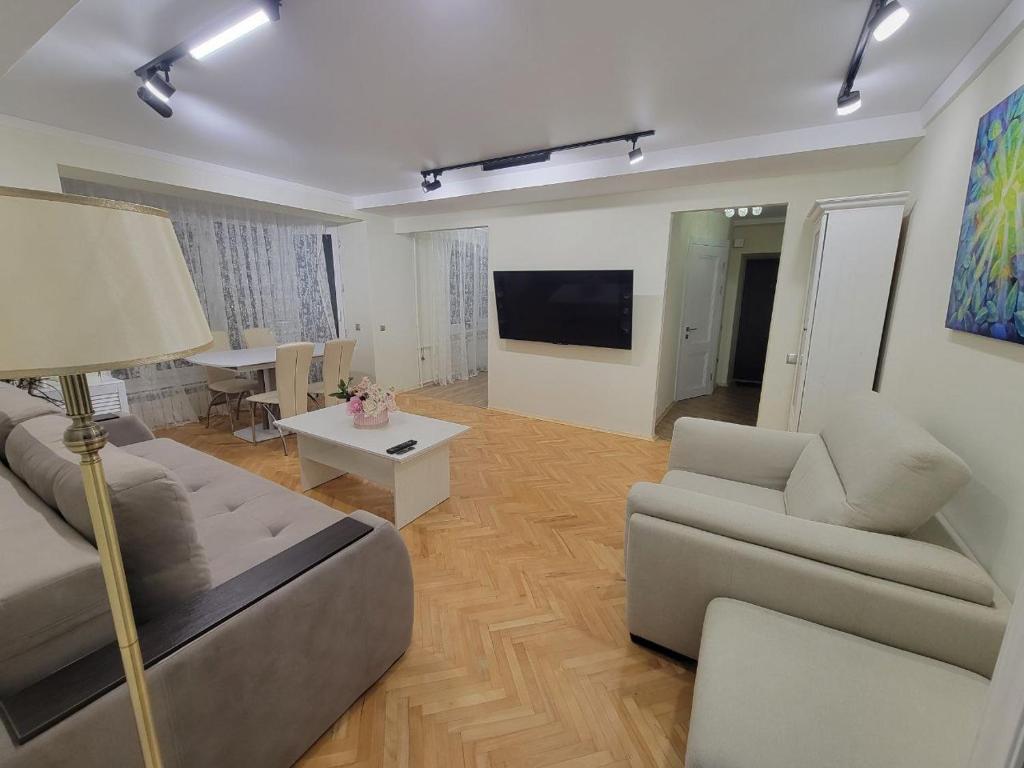 Una televisión o centro de entretenimiento en 3-room luxury apartment in the center